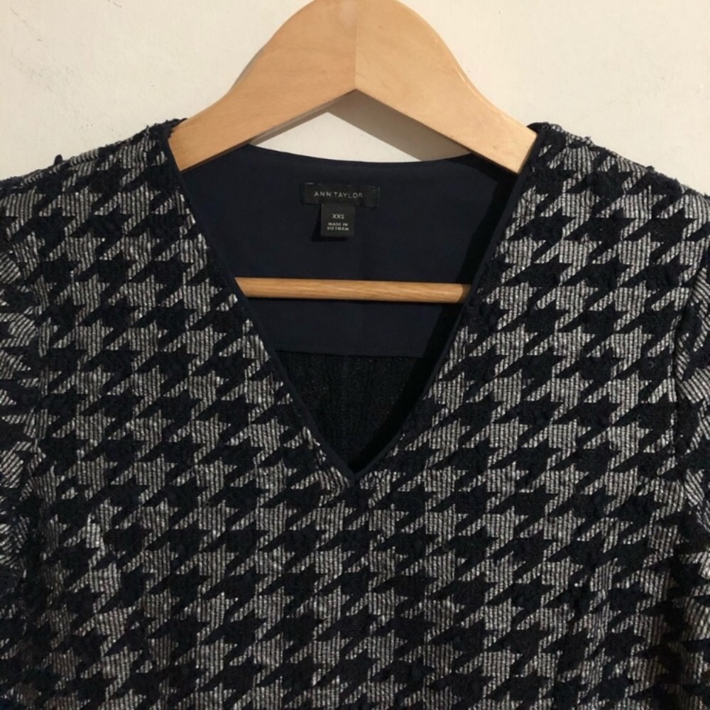 Like-🆕: Ann Taylor | Houndstooth🔹Shimmery V-Neck - Picture 4 of 9